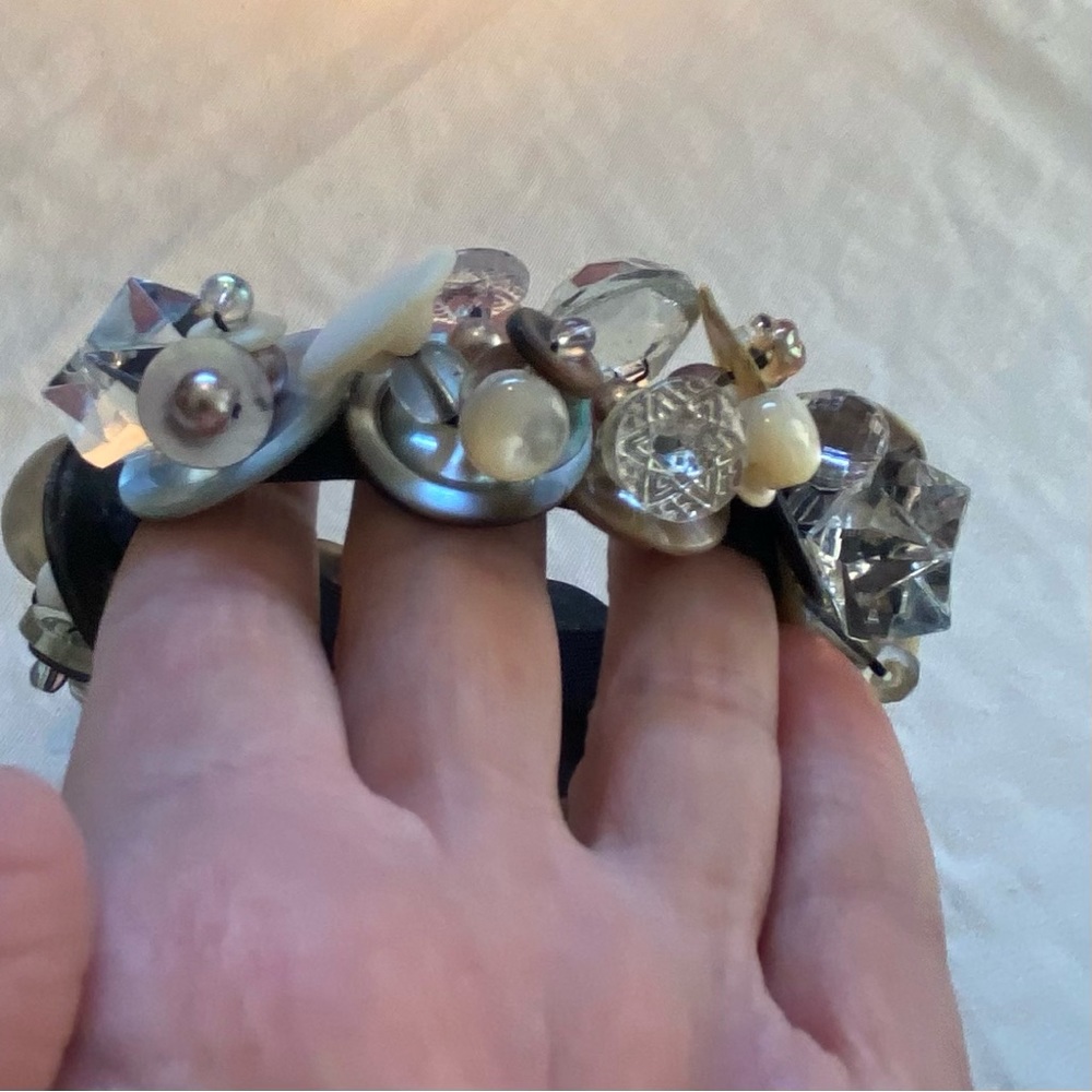 Button Bracelet - Picture 4 of 9